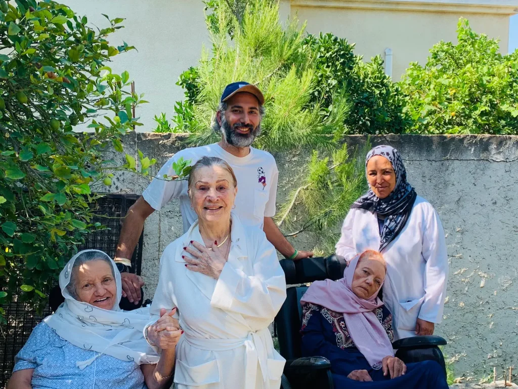 Personnel accompagnant une personne âgée dans une maison de retraite à Tunis – accompagnement humain en résidence senior Tunisie